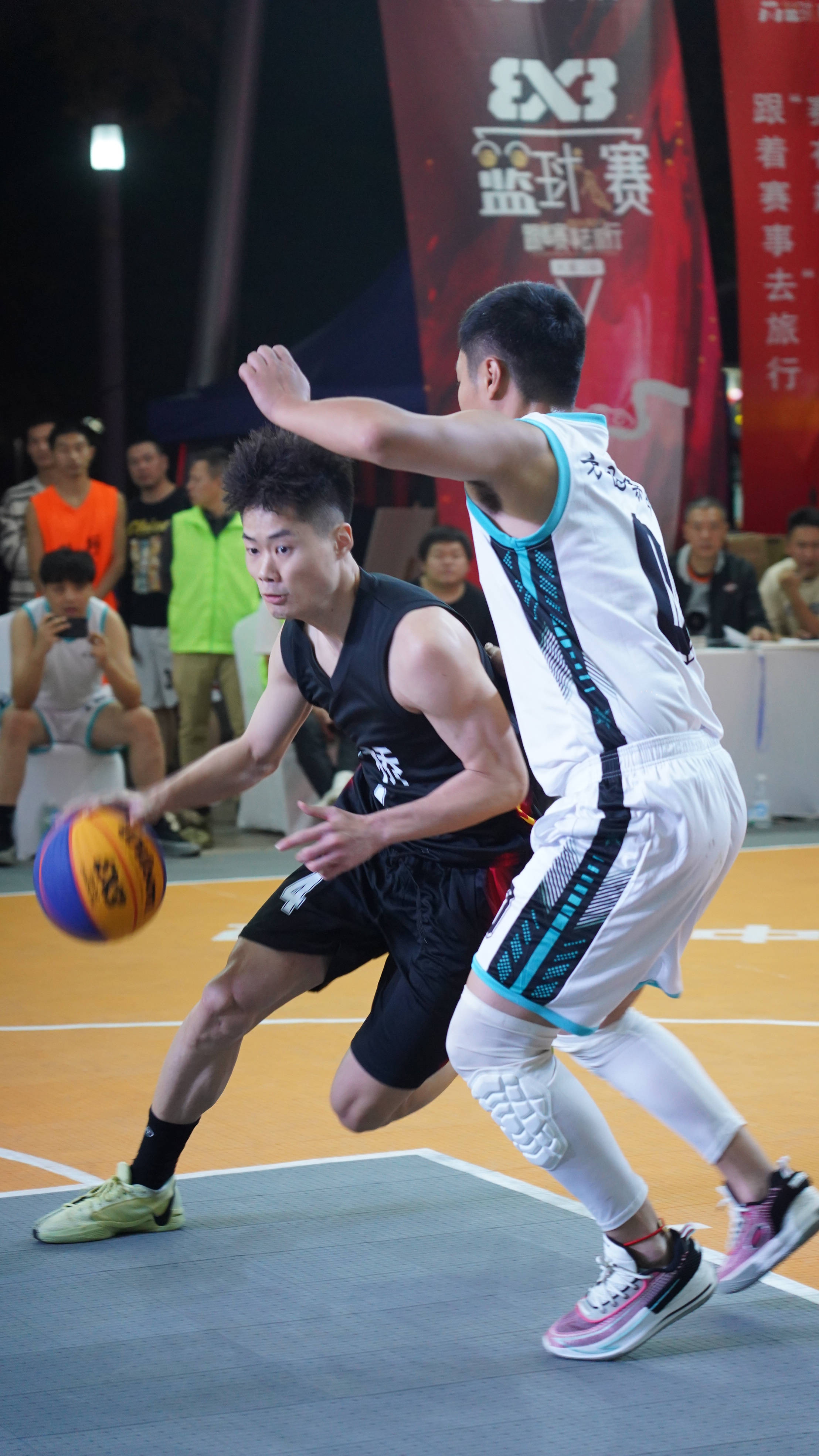 场面火爆！篮球观众席沸腾不已