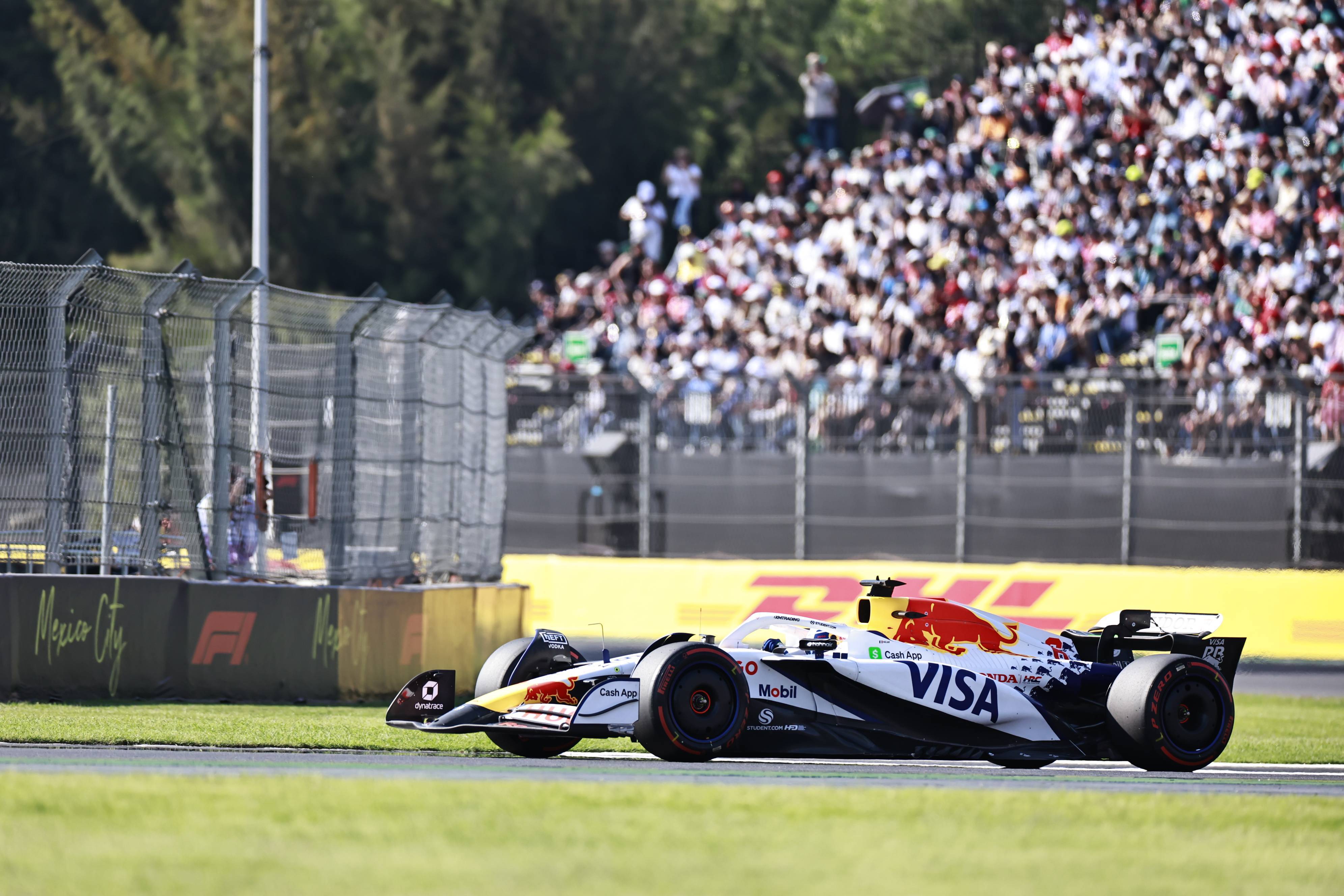 红牛二队险胜红牛车队，拉塞尔带队取胜