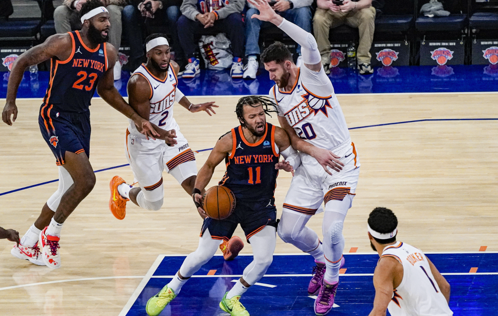 尼克斯横扫四川队，布克带队取胜