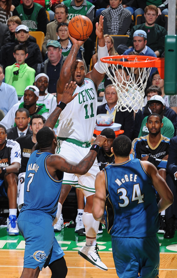 凯尔特人完胜骑士，易建联扛起全队